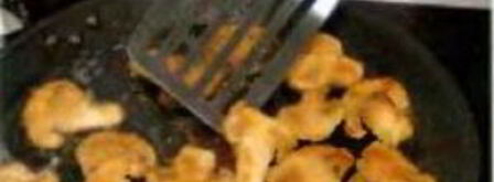 грибы в сухарях, с рисовой лапшой и салатом фризе. Шаг 4