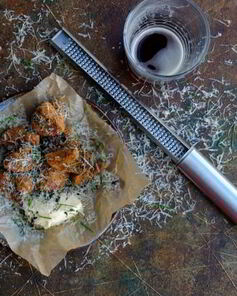 Хрустящие шампиньоны с соусом айоли и трюфельным маслом