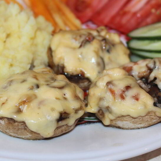 Рецепт шампиньонов, фаршированных курицей и овощами