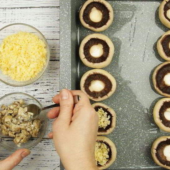 Рецепт шампиньонов с перепелиными яйцами