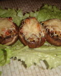 Шампиньоны, запеченные с помидором и сыром