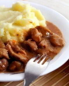 Гуляш из говядины с пюре и подливой