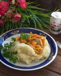 Гуляш из индейки с картошкой