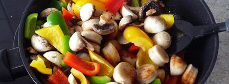 гуляш из перца и жареных колбасок. Шаг 6