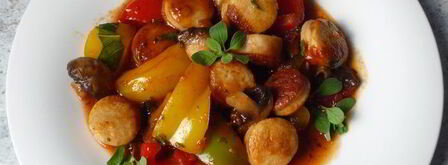 гуляш из перца и жареных колбасок. Шаг 8