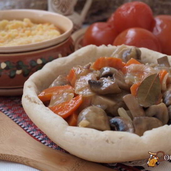 Рецепт гуляша из шампиньонов с луком и морковью