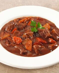 Гуляш с овощами в соусе Демиглас