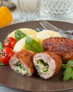 Куриные котлеты с сырным зеленым маслом