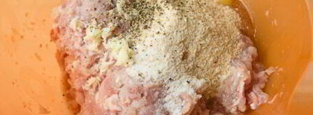 куриные котлеты с сырным зеленым маслом. Шаг 8