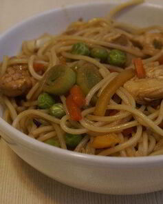 Лапша с овощами и курицей по-китайски