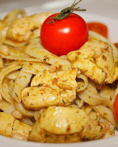 Паста с курицей, соусом песто и кедровыми орешками