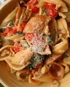 Паста с мангольдом, помидорами и сыром