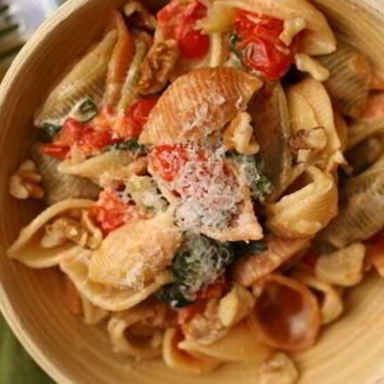 Рецепт пасты с мангольдом, помидорами и сыром