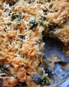 Паста, запеченная с шампиньонами, зеленым горошком и сливочно-творожным соусом