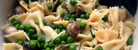 паста, запеченная с шампиньонами, зеленым горошком и сливочно-творожным соусом. Шаг 5