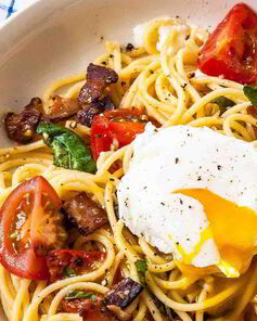 Спагетти с беконом, томатами и яйцом-пашот
