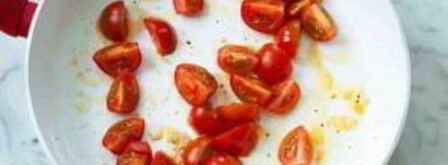 спагетти с беконом, томатами и яйцом-пашот. Шаг 3