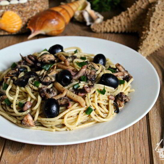 Рецепт спагетти с дарами моря и маслинами