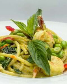 Спагетти с креветками и сладким горошком