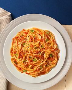 Спагетти с помидорами и свежим базиликом