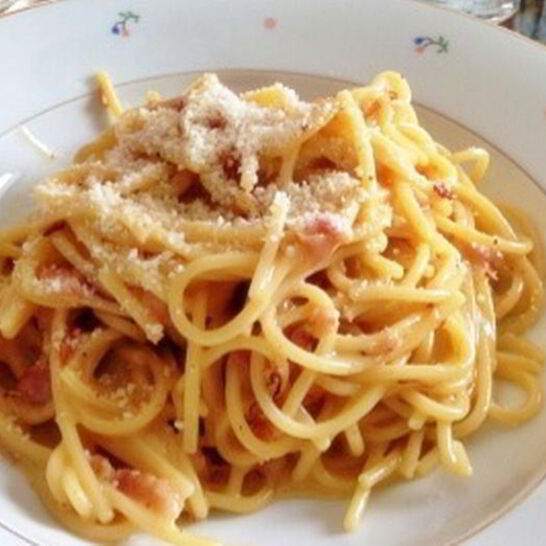 Рецепт спагетти с жареным беконом и сырно-яичным соусом