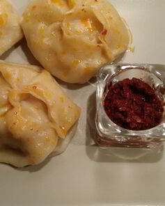 Манты с острым соусом