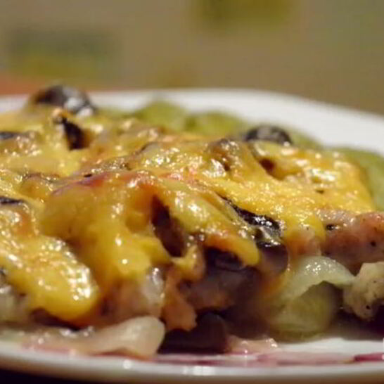 Рецепт мяса по-французски с грибами и сыром