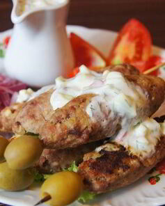 Быстрый люля-кебаб с дзадзики и маринованным луком