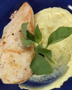 Куриная грудка с козьим сыром и правильным пюре из картофеля