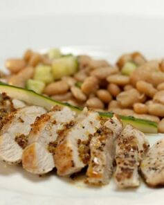 Куриное филе с белой фасолью и горчично-винным соусом