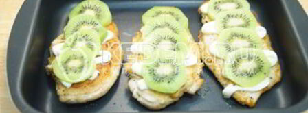 куриное филе с киви экзотика. Шаг 8