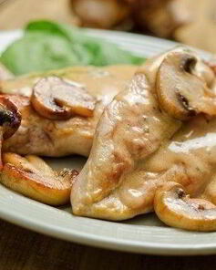 Куриное филе в сливочно-грибном соусе