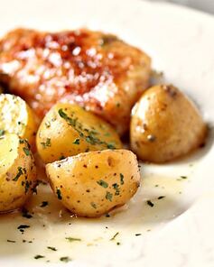 Куриные бедрышки с картошкой в духовке