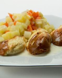 Куриные кнели с разноцветным овощным гарниром