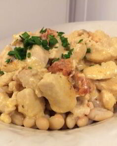 Курица в сливочном соусе с фасолью