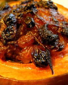Мясо с лимоном и изюмом в тыкве