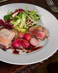 Утиное филе в миндале с жареными вешенками и томленой редиской