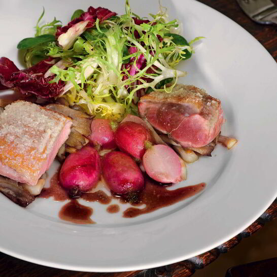 Рецепт утиного филе в миндале с жареными вешенками и томленой редиской