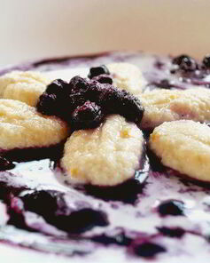 Ньокки из творога с черничным соусом и сливками