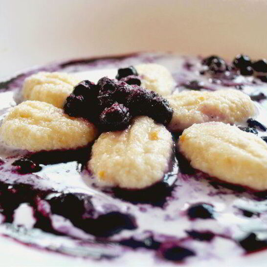 Рецепт ньокков из творога с черничным соусом и сливками