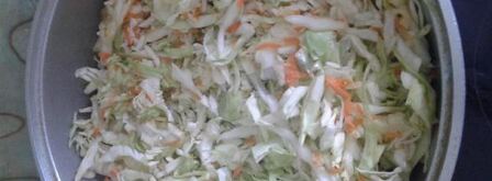 капуста тушенная с картошкой и куриными окорочками в казане. Шаг 4