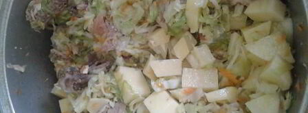 капуста тушенная с картошкой и куриными окорочками в казане. Шаг 5