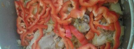 капуста тушенная с картошкой и куриными окорочками в казане. Шаг 6