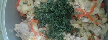 капуста тушенная с картошкой и куриными окорочками в казане. Шаг 7