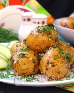 Молодой картофель, запеченный в рукаве в духовке