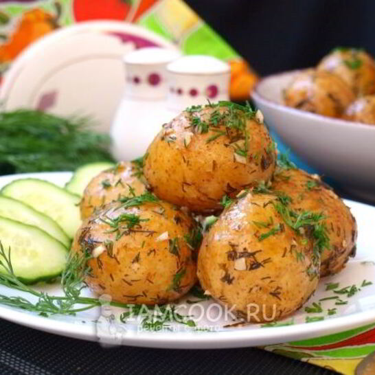 Рецепт молодого картофеля, запеченного в рукаве в духовке