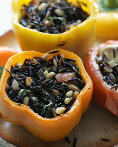 Помидоры и перец, фаршированные диким рисом