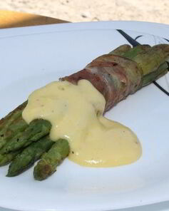 Спаржа с беконом на гриле под голландским соусом