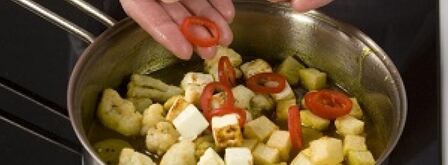 тушеный картофель с цветной капустой. Шаг 3