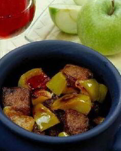 Ароматная печень с яблоками в горшочке